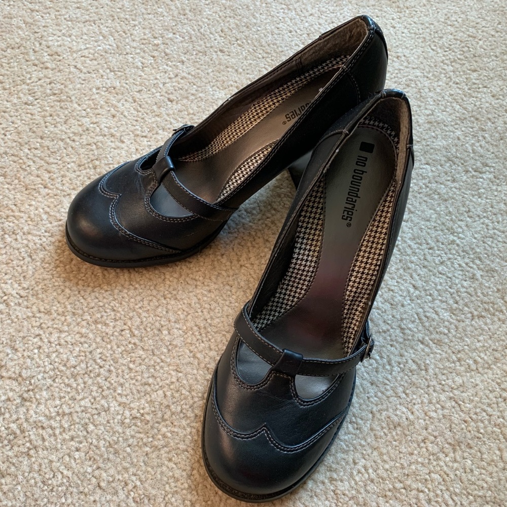 UEC Size 8 Navy Mary Jane Heels